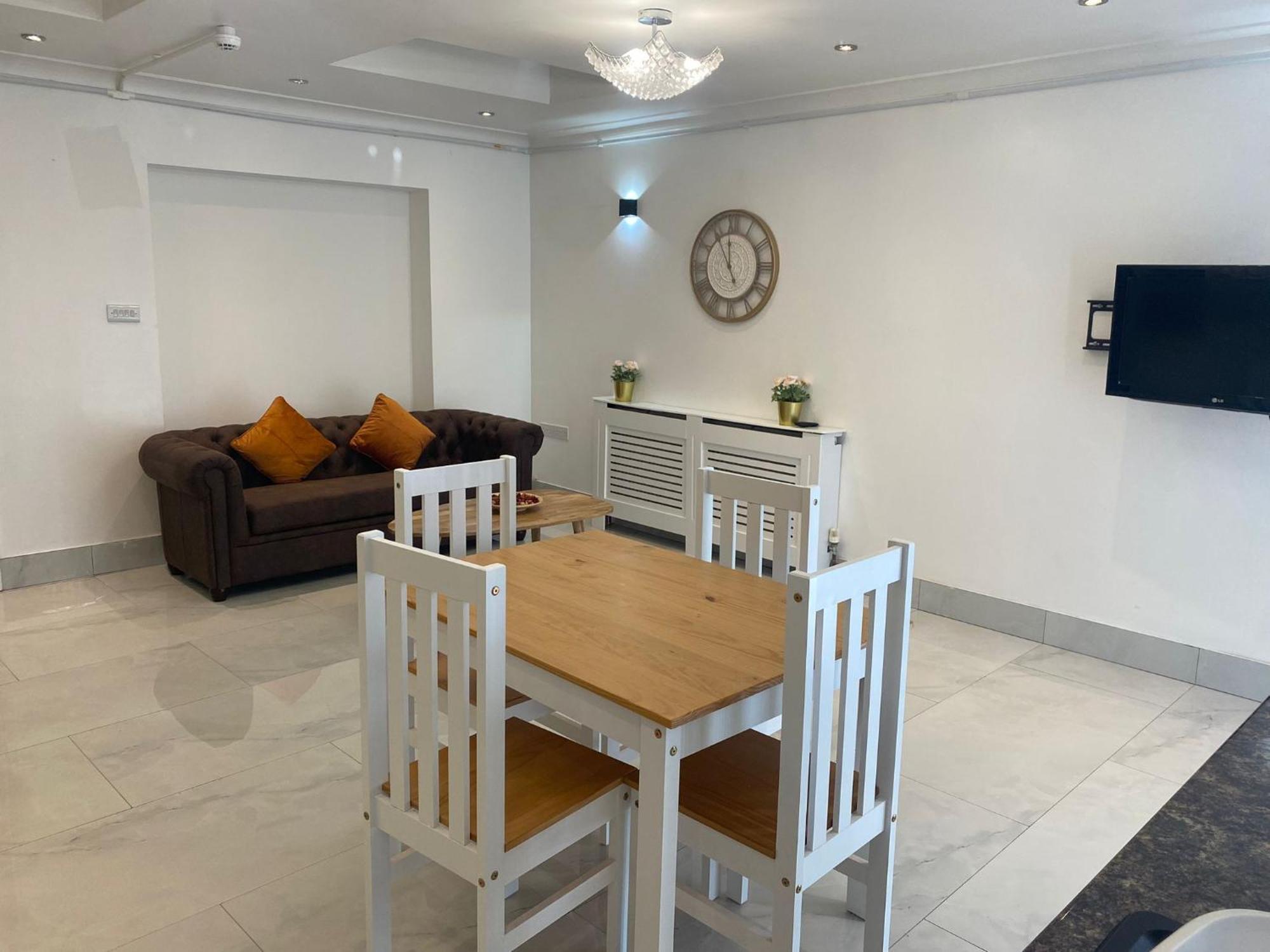 Apartment Newly Refurbished - Affordable Four Bedroom Semi-detached House Near Luton Airport And Luton Hospital Luton (Bedfordshire)