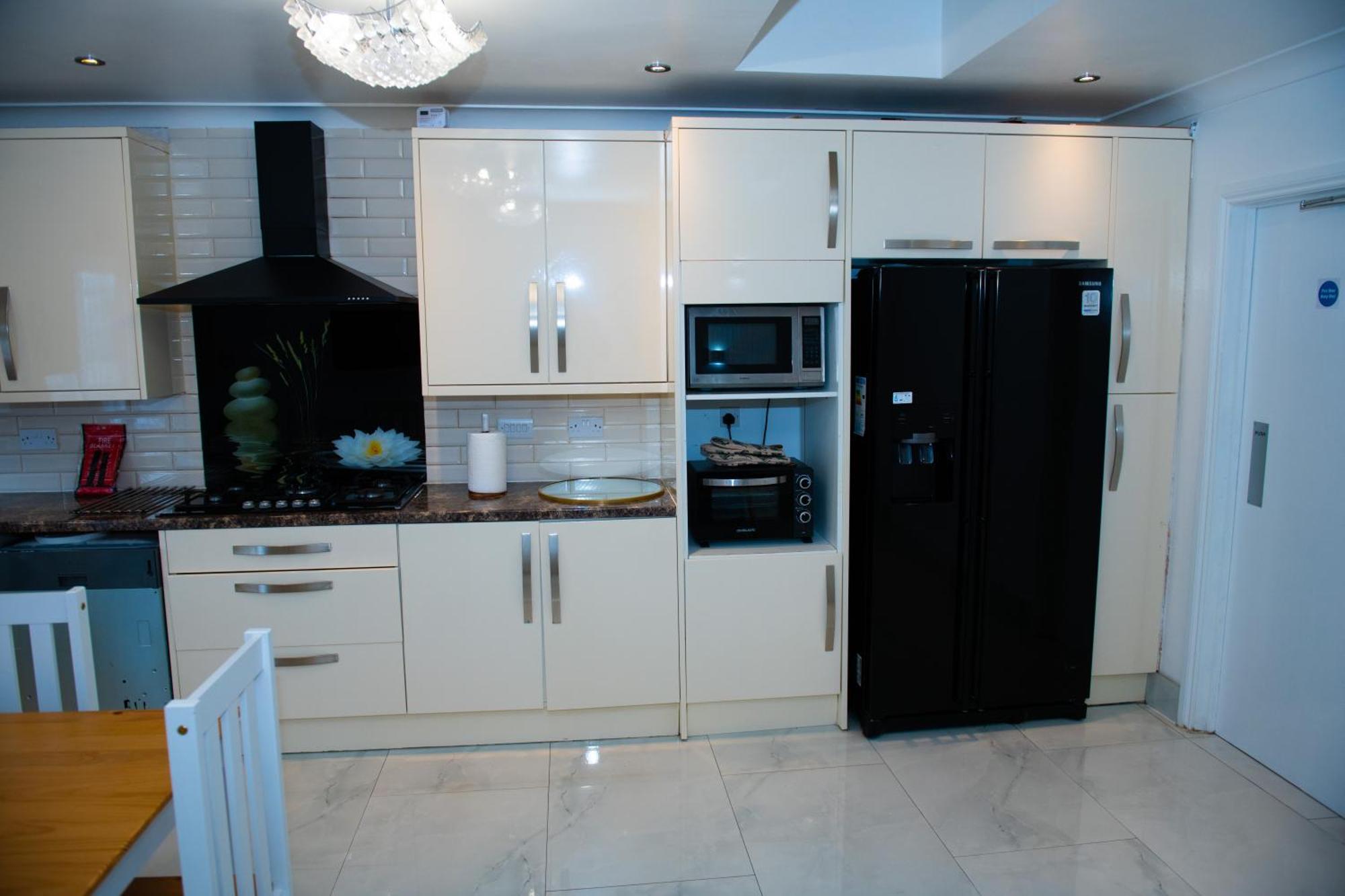 Apartment Newly Refurbished - Affordable Four Bedroom Semi-detached House Near Luton Airport And Luton Hospital Luton (Bedfordshire)