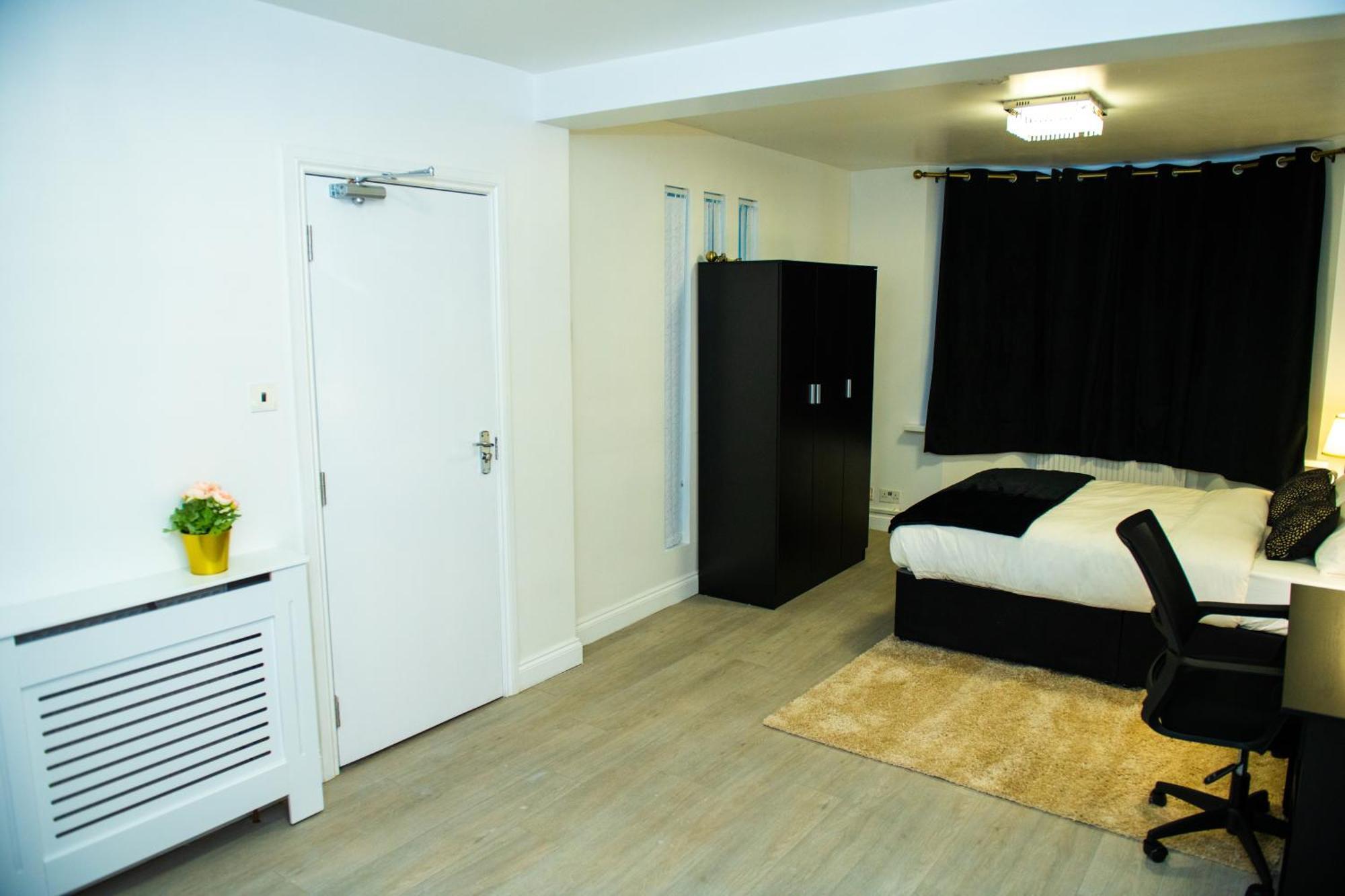 Newly Refurbished - Affordable Four Bedroom Semi-detached House Near Luton Airport And Luton Hospital * Luton (Bedfordshire)