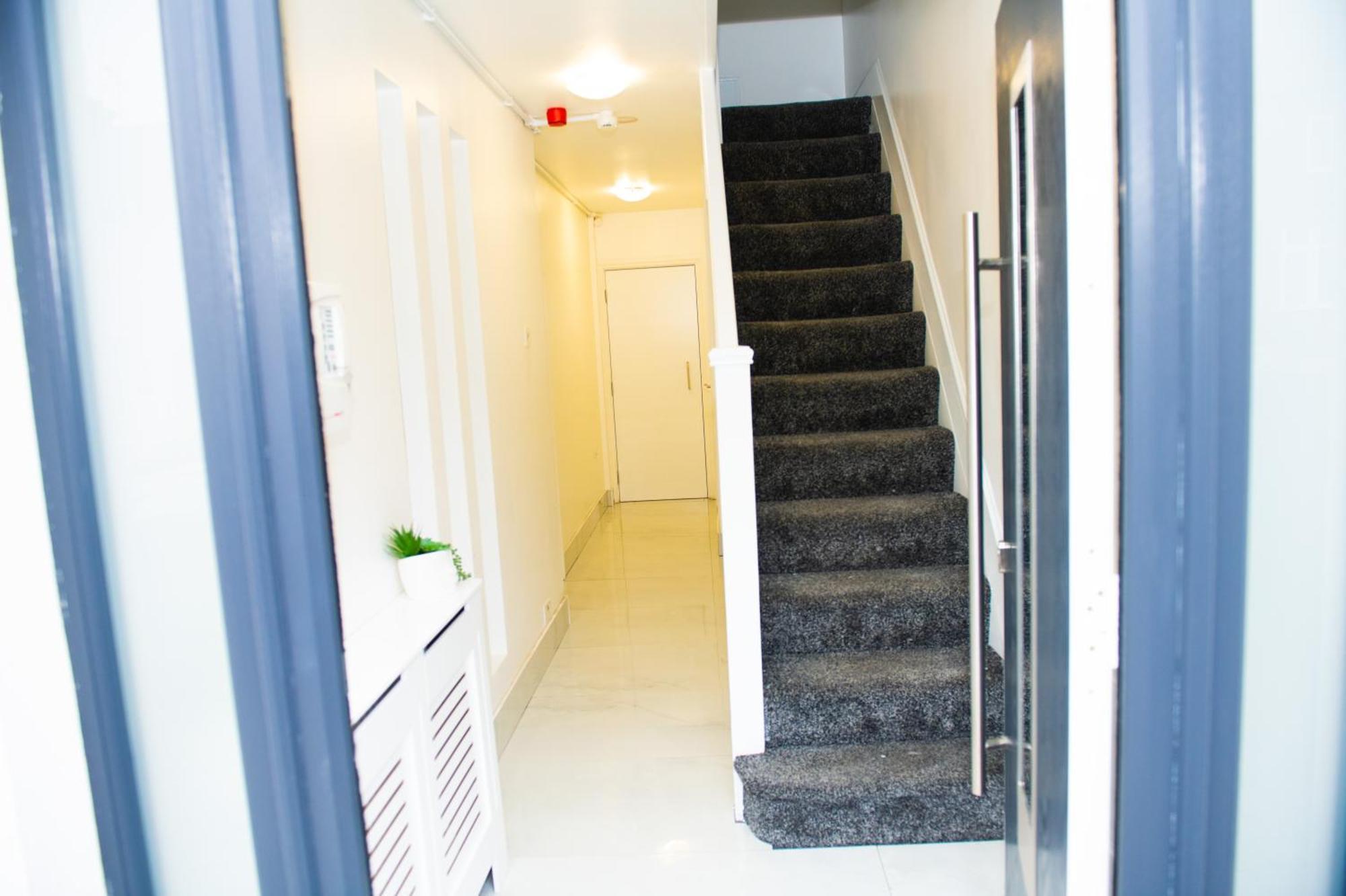 Newly Refurbished - Affordable Four Bedroom Semi-detached House Near Luton Airport And Luton Hospital Luton (Bedfordshire)