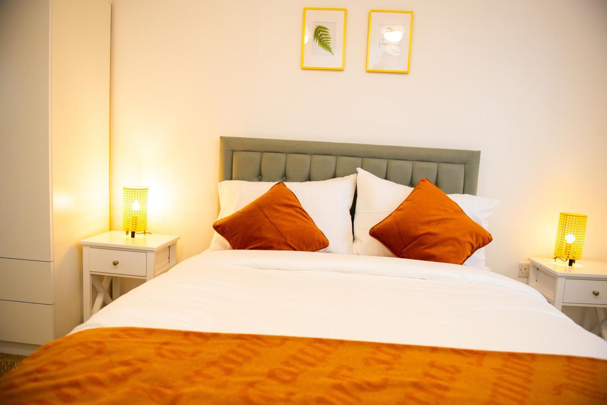 Apartment Newly Refurbished - Affordable Four Bedroom Semi-detached House Near Luton Airport And Luton Hospital