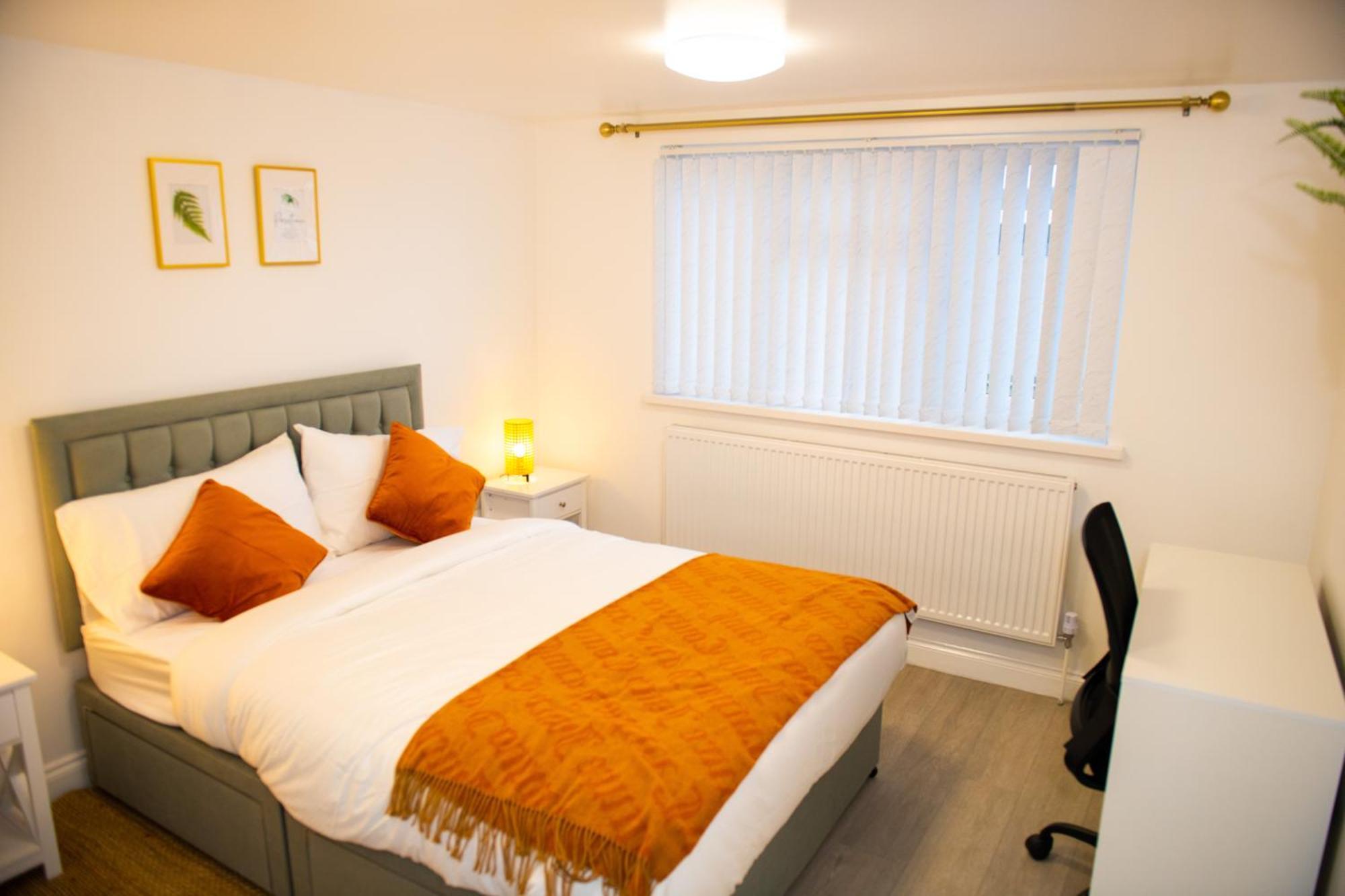 Newly Refurbished - Affordable Four Bedroom Semi-detached House Near Luton Airport And Luton Hospital Apartment *