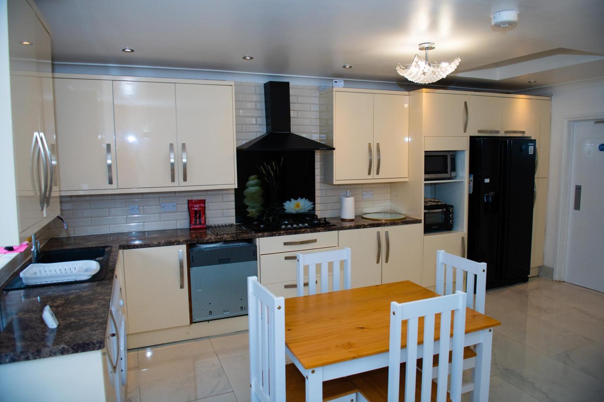 Newly Refurbished - Affordable Four Bedroom Semi-detached House Near Luton Airport And Luton Hospital * Luton (Bedfordshire)