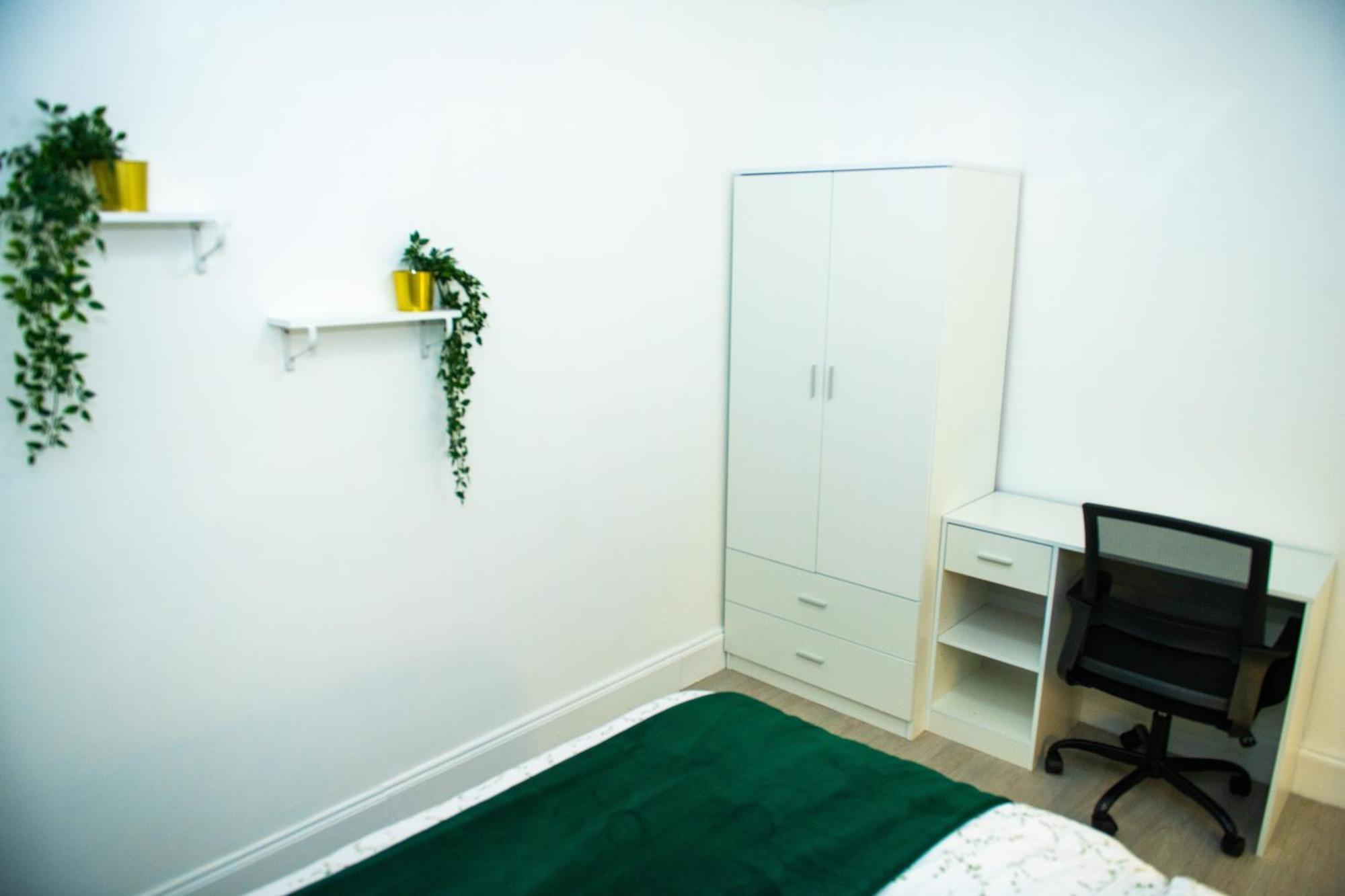 Newly Refurbished - Affordable Four Bedroom Semi-detached House Near Luton Airport And Luton Hospital *