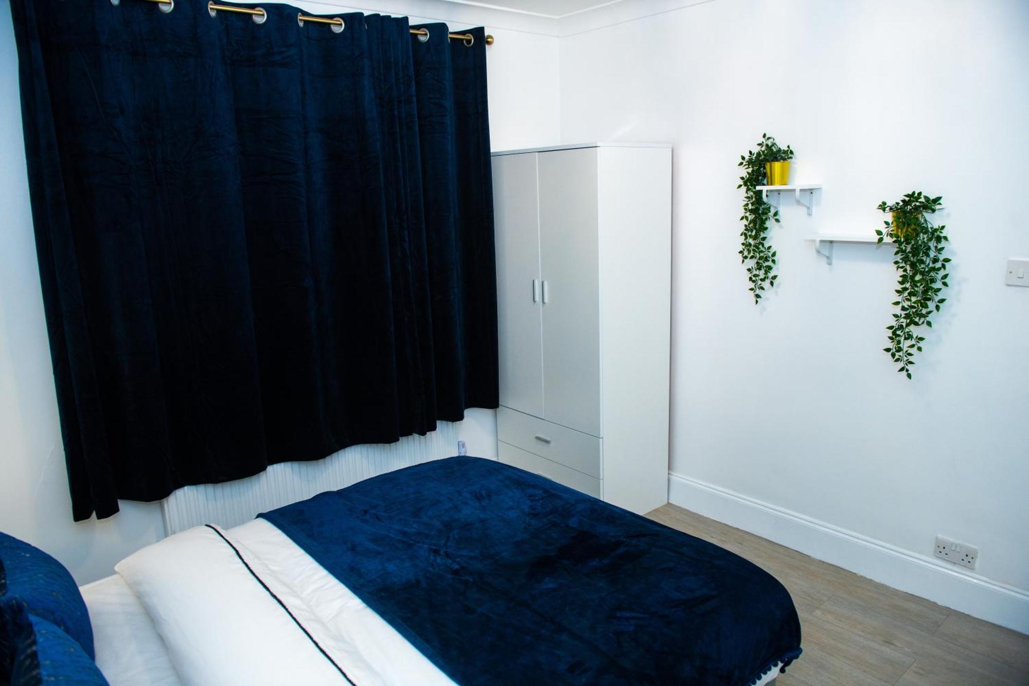 Apartment Newly Refurbished - Affordable Four Bedroom Semi-detached House Near Luton Airport And Luton Hospital *
