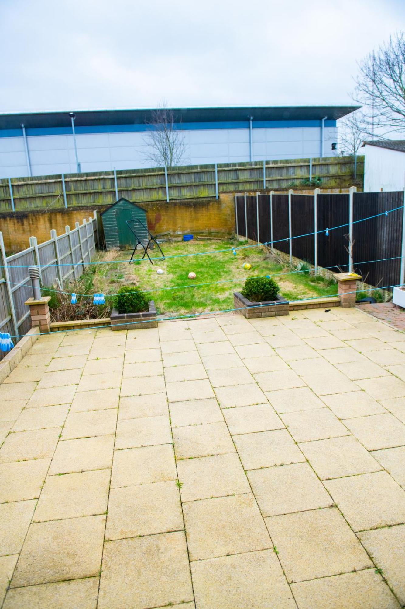 Newly Refurbished - Affordable Four Bedroom Semi-detached House Near Luton Airport And Luton Hospital Luton (Bedfordshire)