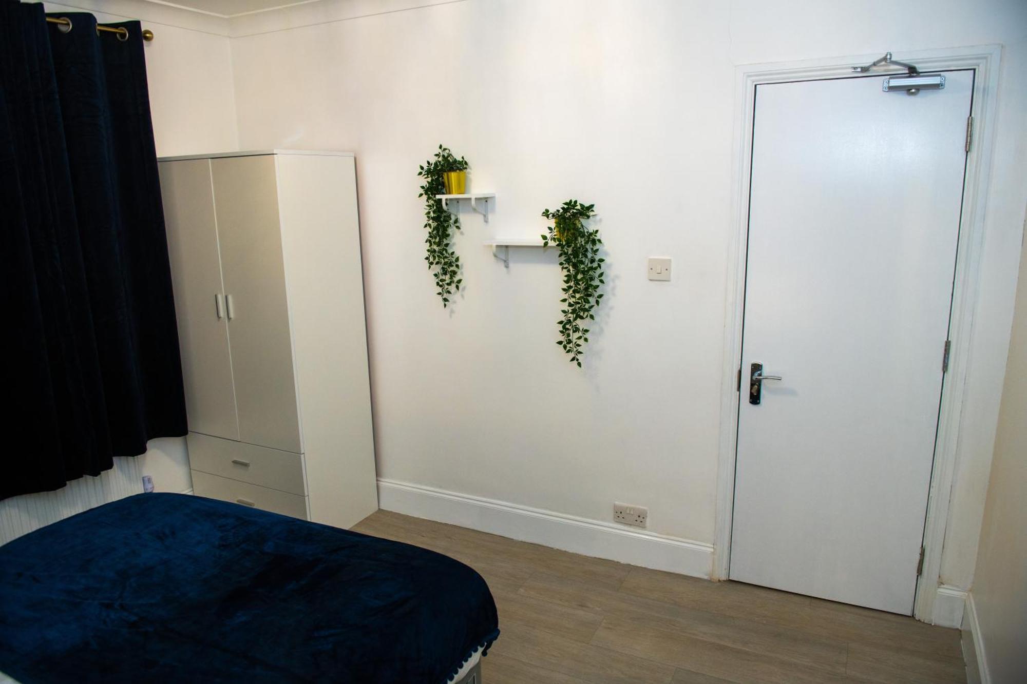 Newly Refurbished - Affordable Four Bedroom Semi-detached House Near Luton Airport And Luton Hospital Apartment Luton (Bedfordshire)