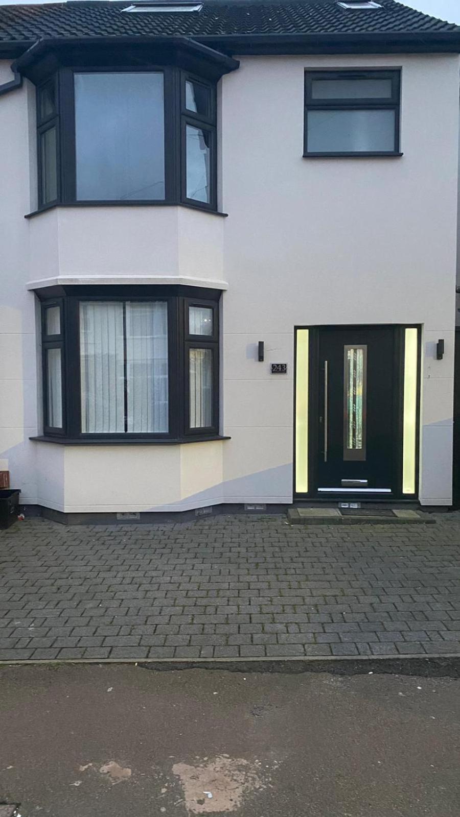 Apartment Newly Refurbished - Affordable Four Bedroom Semi-detached House Near Luton Airport And Luton Hospital *